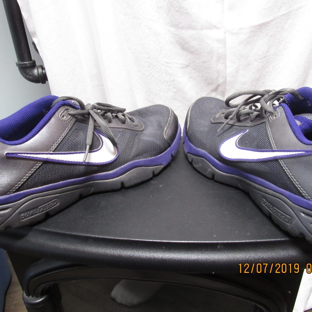 Mens tennis shoes size 10.5